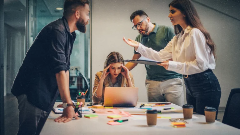 Uma equipe discutindo algum assunto de trabalho em um escritório.