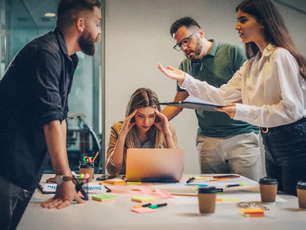 Uma equipe discutindo algum assunto de trabalho em um escritório.